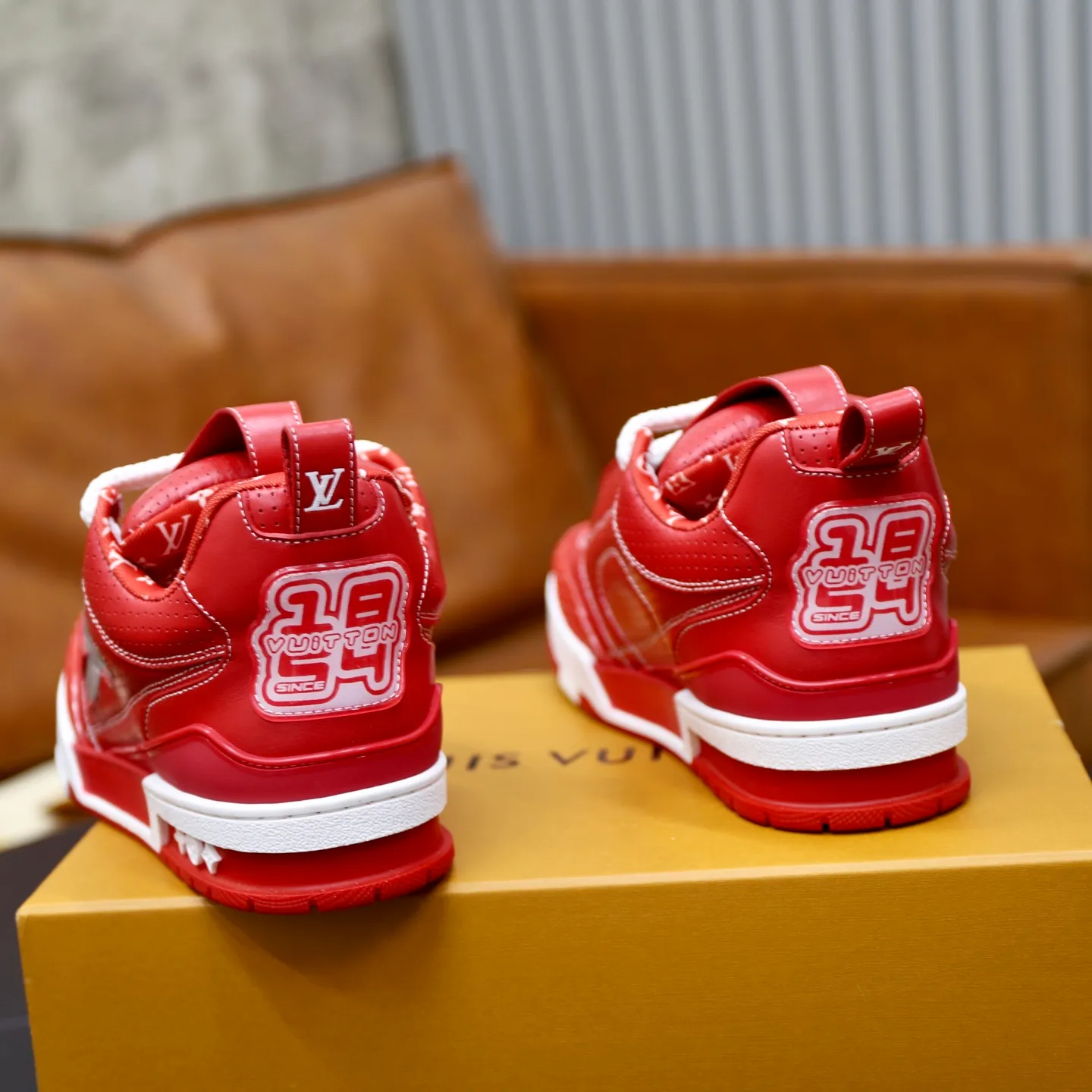 Ex-factory price: 860💰LV Couple👫Louis Vuitton TRAINER sneakers classic Louis Vuitton men's artistic director Virgil Abloh picked inspiration to create this LV Trainer sneaker. Yingze crystal inlays present a colorful effect. VS can be matched with two gorgeous effect colors. The LV letter logo badge on the tongue is gorgeous and noble. The LV letter is decorated on the side. The outsole is decorated with a Monogram flower pattern. It shows the trend of elegance and nobility! Men's and women's models: 35-46